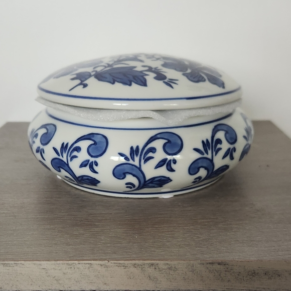 Blue White Round Porcelain trinket Box with Lid Chinoiserie Chinese - Picture 4 of 7